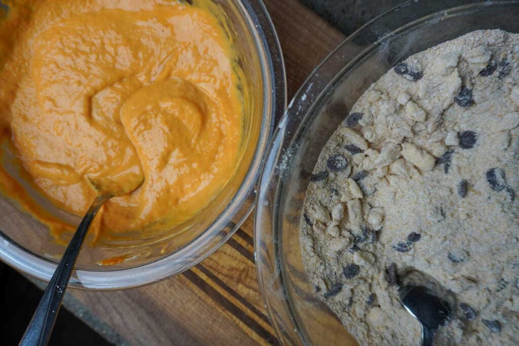 Two bowls with wet and dry ingredients to make pumpkin scones